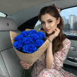 Букет 9 синих роз в крафте